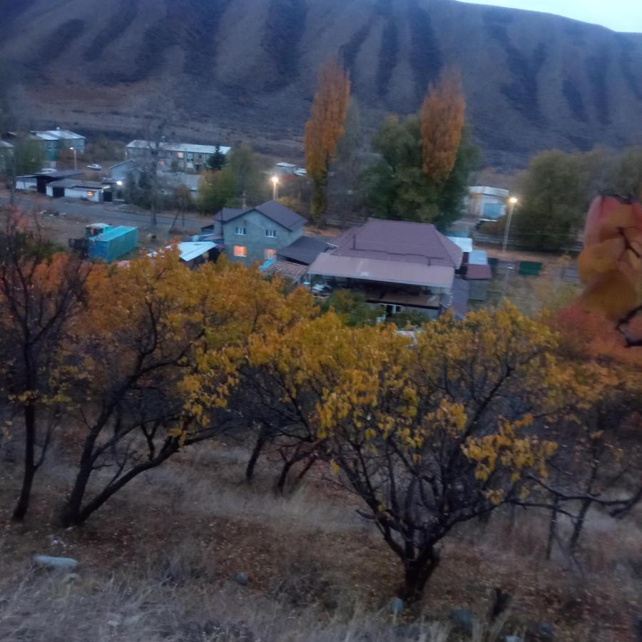 Turan Guesthouse Karakol Bagian luar foto