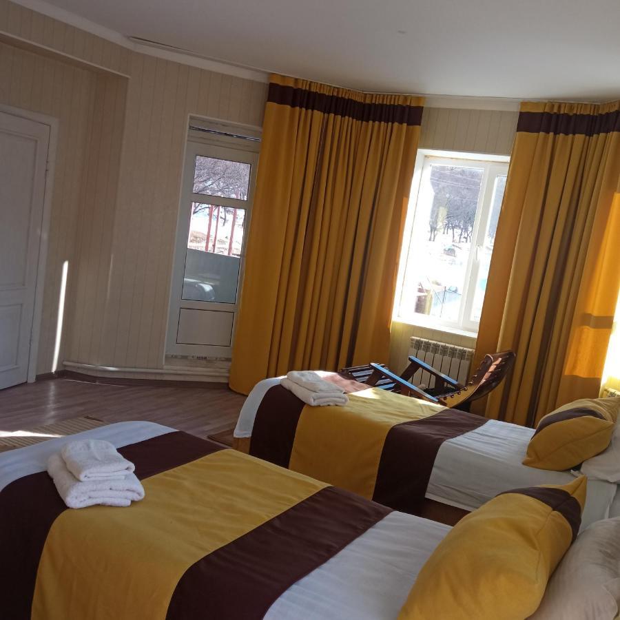 Turan Guesthouse Karakol Bagian luar foto
