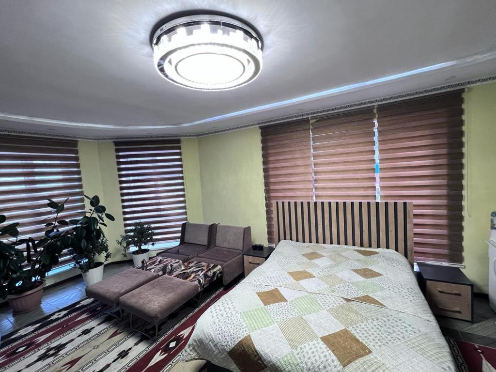 Turan Guesthouse Karakol Bagian luar foto