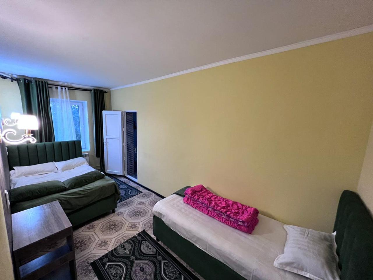 Turan Guesthouse Karakol Bagian luar foto